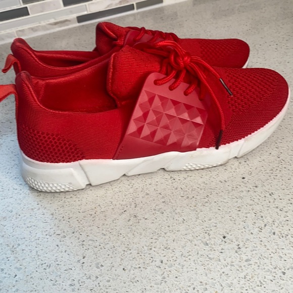 Shoes - Stunning women’s red running shoe. Size 8/9